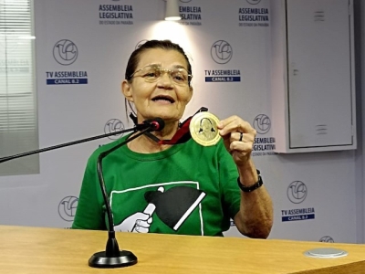 Tânia Maria, agente pastoral da CPT, recebe a medalha Margarida Maria Alves na Assembleia Legislativa da Paraíba