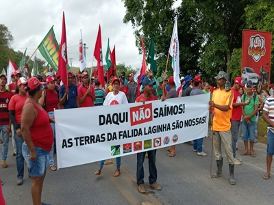 Movimentos do campo bloqueiam rodovia exigindo a reforma agrária das terras da falida Usina Laginha