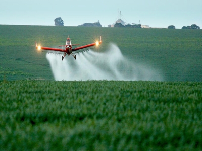 Fórum de organizações se manifesta contra lei que reduz distância para aplicação de agrotóxicos em Mato Grosso