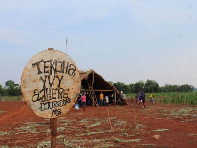 POVO GUARANI KAIOWÁ REPLANTA A PRÓPRIA VIDA EM TERRA DEVASTADA PELO AGRO NO MATO GROSSO DO SUL