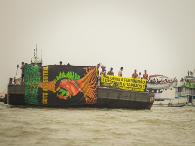 Povos indígenas protestam no rio Tapajós (PA) contra o projeto da Ferrogrão, durante o 7º Grito Ancestral