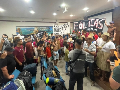 Famílias agricultoras e indígenas Kapinawá ocupam sede da Adepe, no Recife, em protesto contra os impactos causados por complexos eólicos no estado 