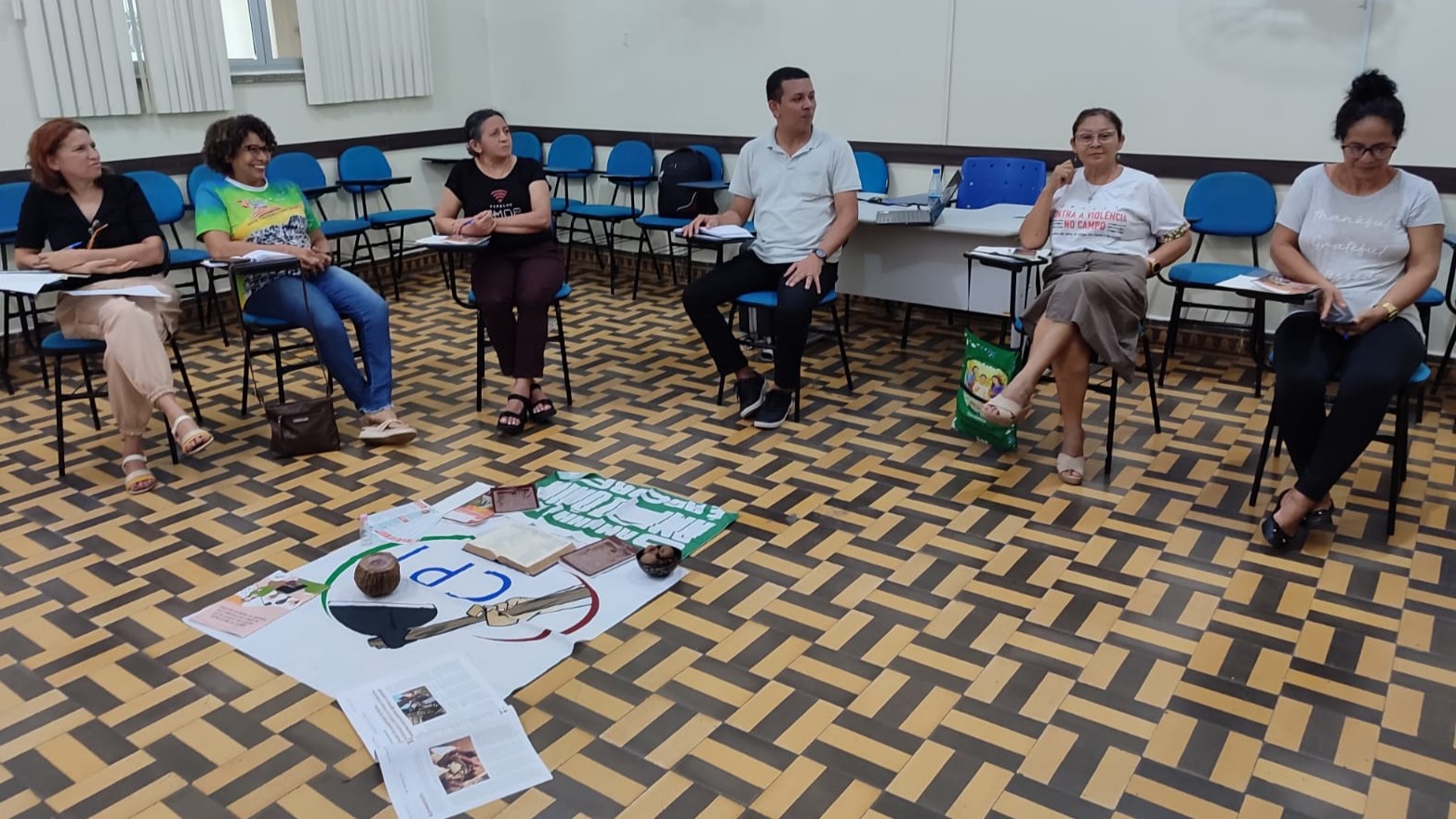 Equipe da CPT Amazonas reunida em uma sala