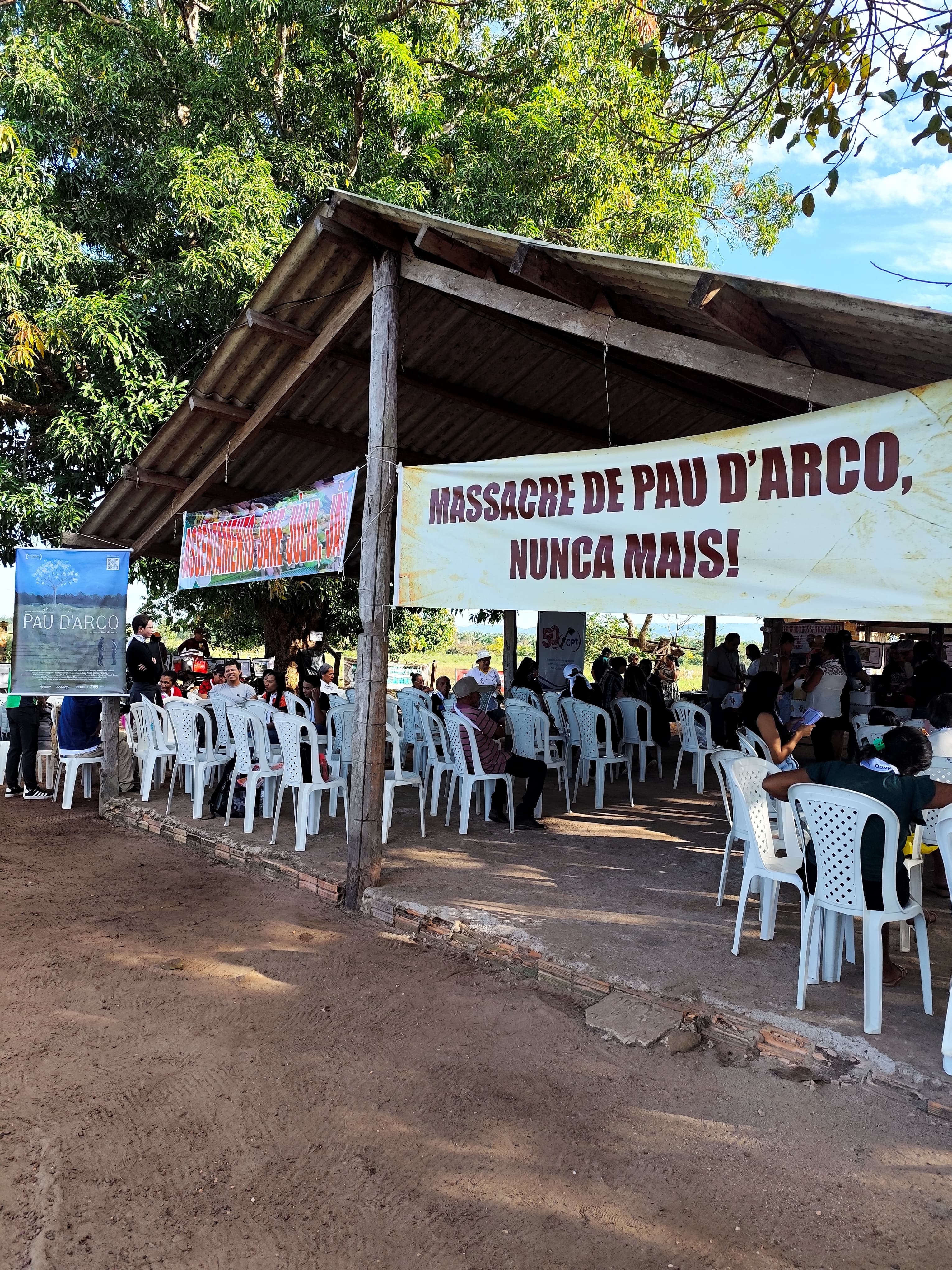 Lideranças locais e a comunidade manifestaram palavras de ordem e o compromisso coletivo com a justiça e a memória. “Massacre de Pau D’Arco, nunca mais!”, “Reforma Agrária, quando? Já!”. Foto: Mariana Genesca