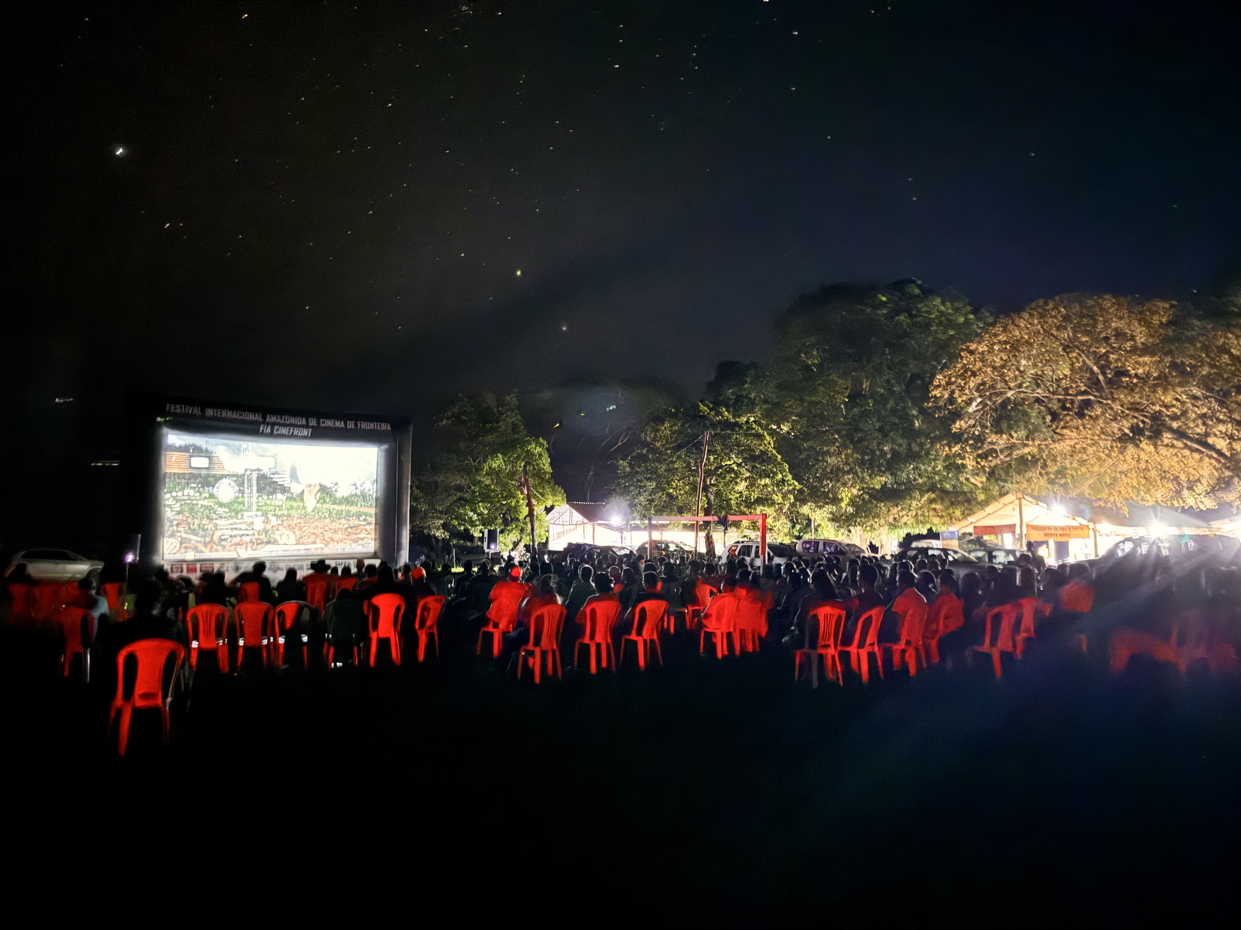 Cerca de 300 pessoas participaram da exibição do documentário Pau D’Arco, promovida pelo projeto Cinefront, com apoio da comunidade local. Foto: Caed Alves (TramaTeia Produções)