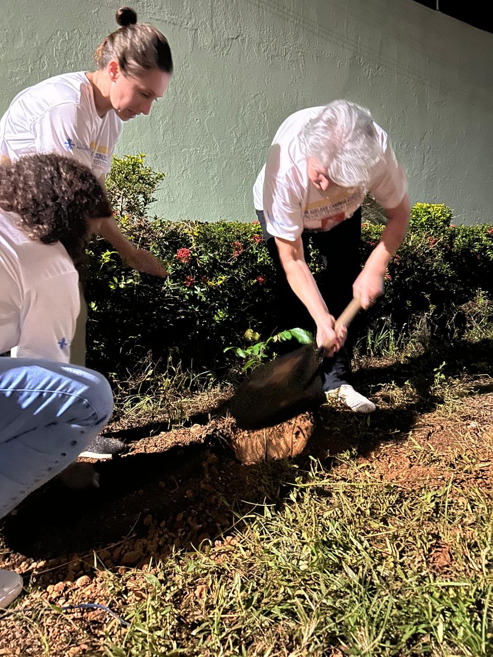 Plantio de árvores em homenagem à irmã Adelaide