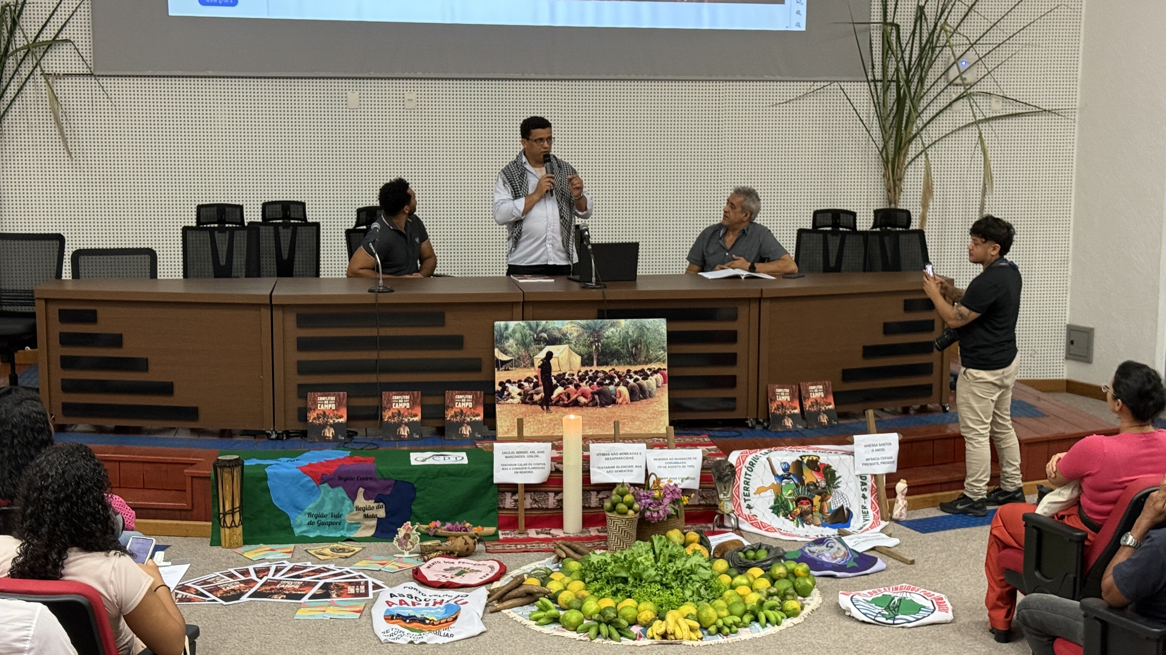 Advogado e integrante da Comissão Pastoral da Terra Welington Lamburgini apresenta o relatório de conflitos de 2024. (Foto: @ Francisco Costa - Voz da Terra)