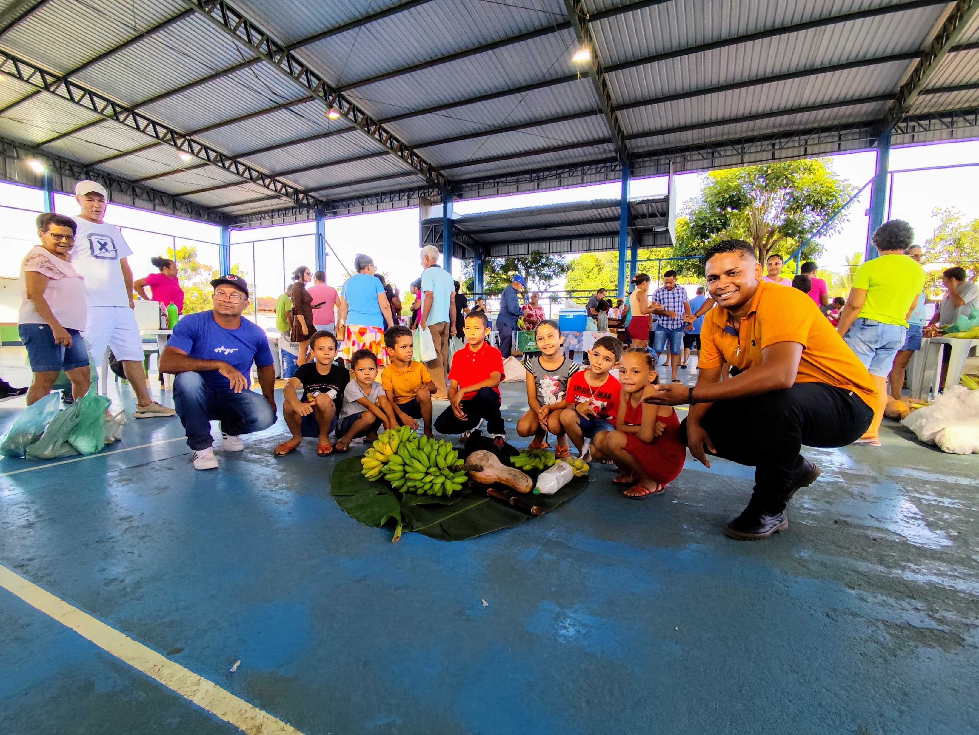 Crianças da comunidade apresentam os alimentos produzidos na ocupação Jane Júlia
