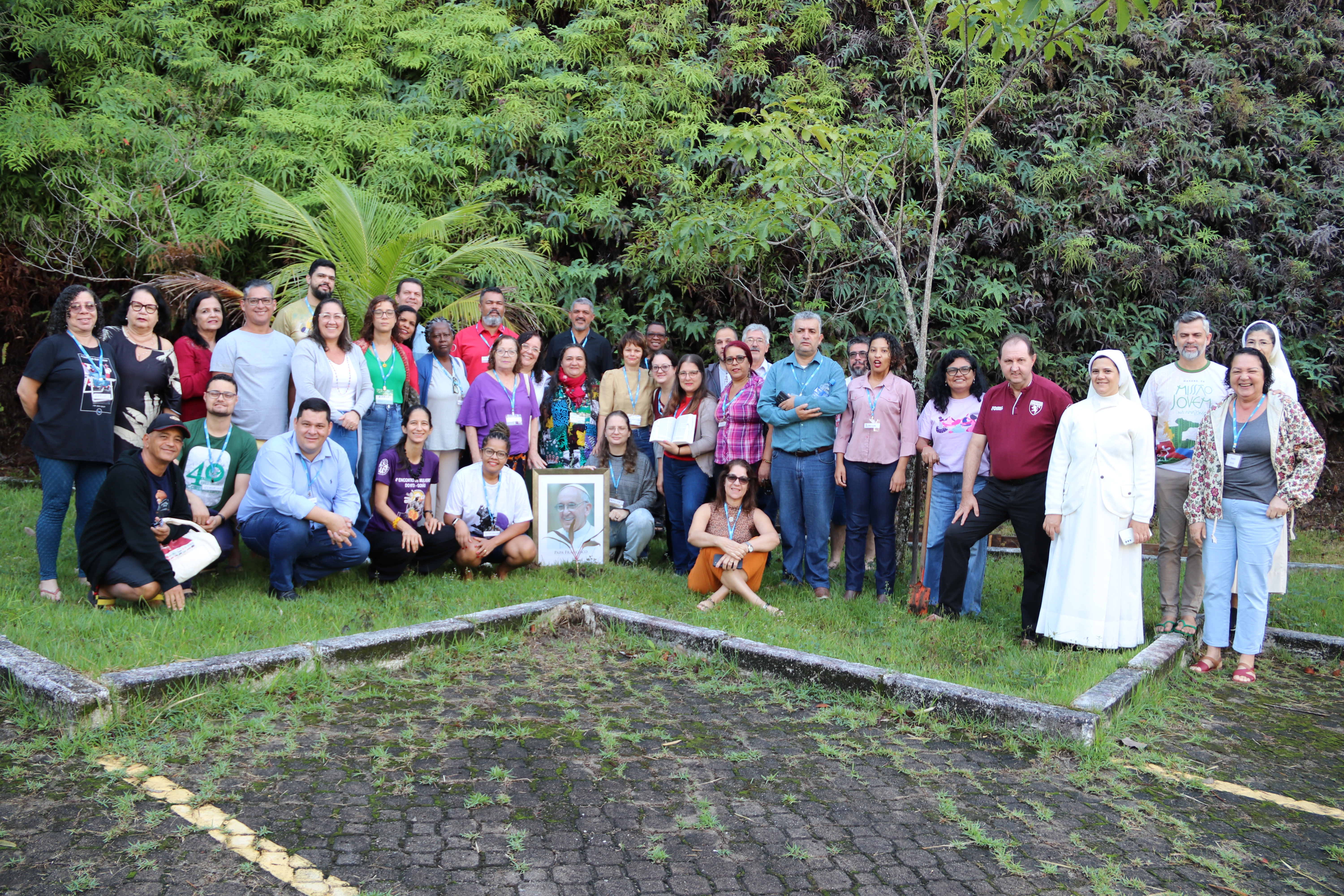 Participantes do encontro celebram e realizam plantio de um arbusto em homenagem e memória ao legado do Papa Francisco. Foto: Juce Rocha/Cepast-CNBB.
