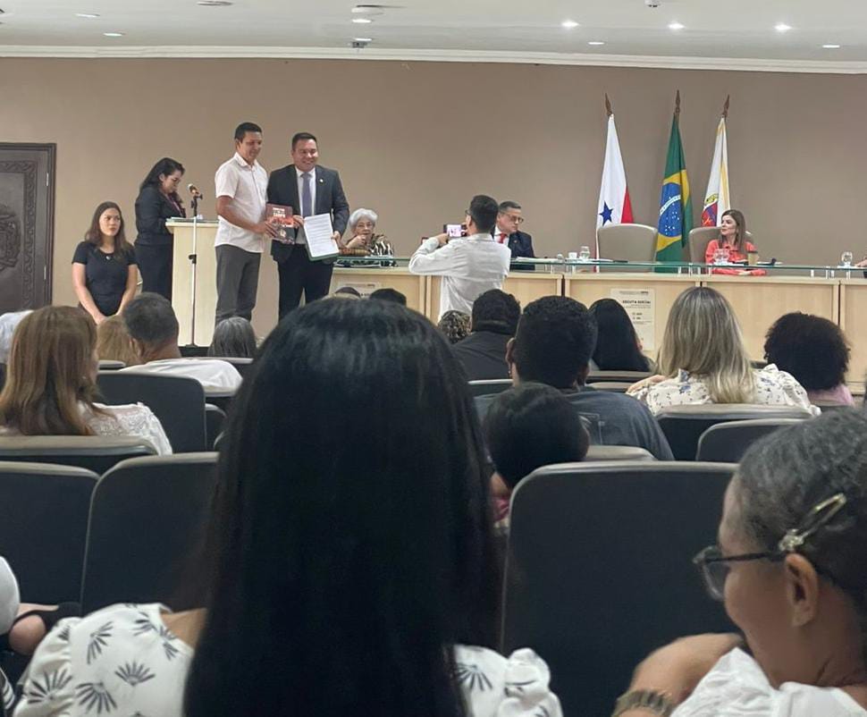 Entrega do relatório de Conflitos no Campo 2024 e da Carta do Seminário em Defesa da Ecologia Integral e contra os Agrotóxicos, durante a escuta social com movimentos sociais no MPPA. Foto: Acervo CPT/PA