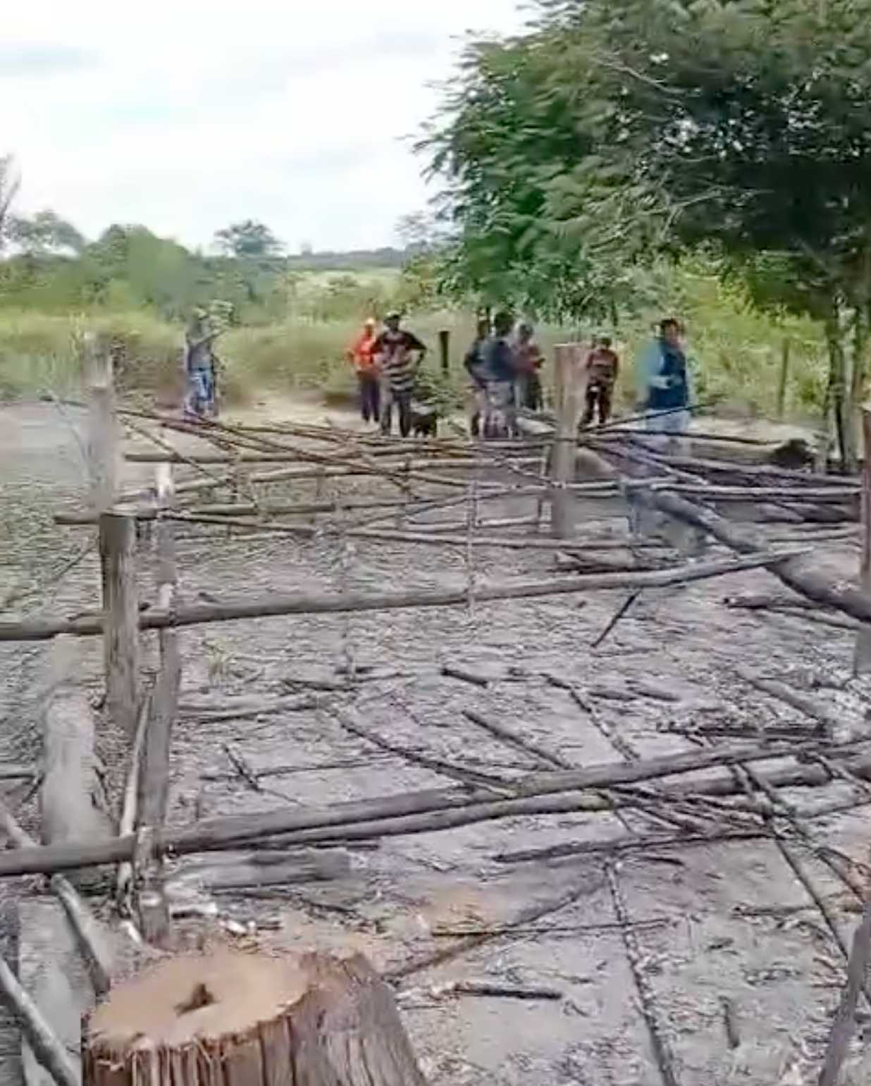 Grupos armados destruíram casas, plantações e utensílios, com o objetivo de expulsar as famílias de suas terras. Foto: trecho de vídeo registrado pela comunidade