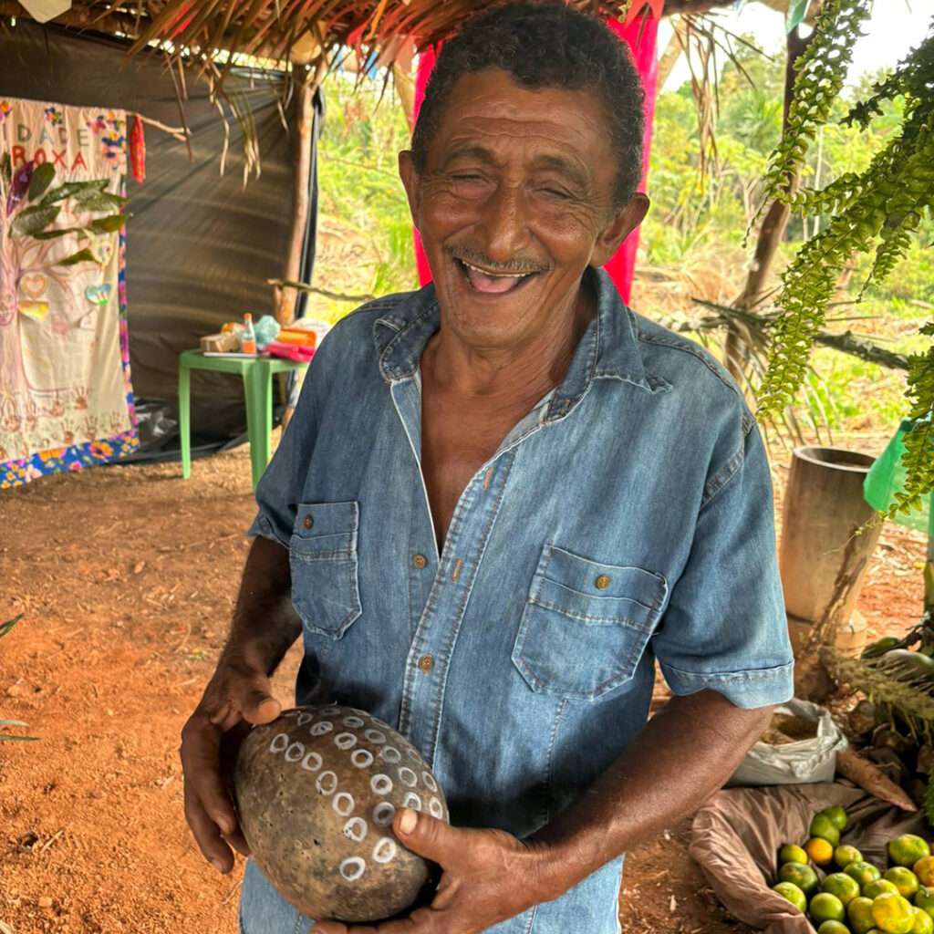 Seu Antônio Geraldo dos Santos se orgulha de dizer que foi um dos primeiros que enfrentou a luta pela terra e que nunca desistiu, nem vendeu nenhum pedaço da sua terra, sendo uma das inspirações do projeto Terra Roxa.