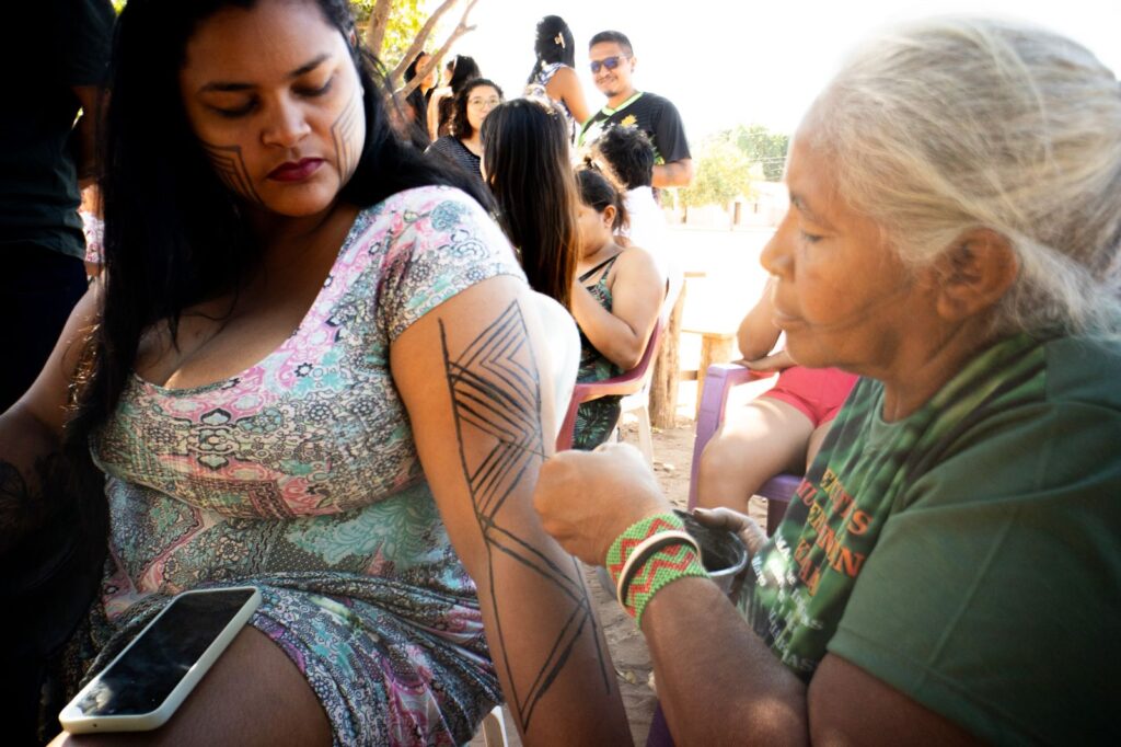 O encontro também contou com intercâmbios de experiências entre as juventudes e as pessoas mais velhas, que relembraram o passado e falaram dos tempos difíceis vividos por elas, seus pais e avós, em comparação com os conflitos vividos atualmente. Foto: Rodrigo Correia