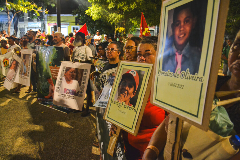 Banners, bandeiras, estandartes e cartazes estampando os rostos das vítimas do latifúndio, que assassina crianças, mulheres e homens no campo. Foto: Renata Costa / CPT NE2