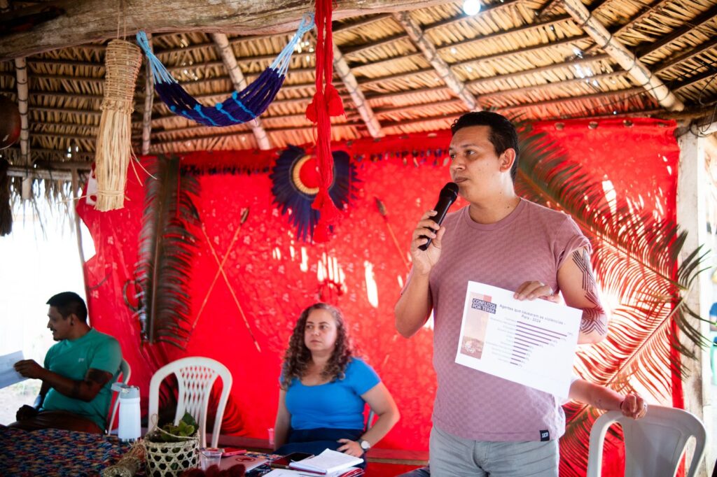 Francisco Alan, da coordenação da CPT Regional Pará, apresentou dados do relatório de Conflitos no Campo 2024, pontuando o contexto amazônico. Foto: Rodrigo Correia