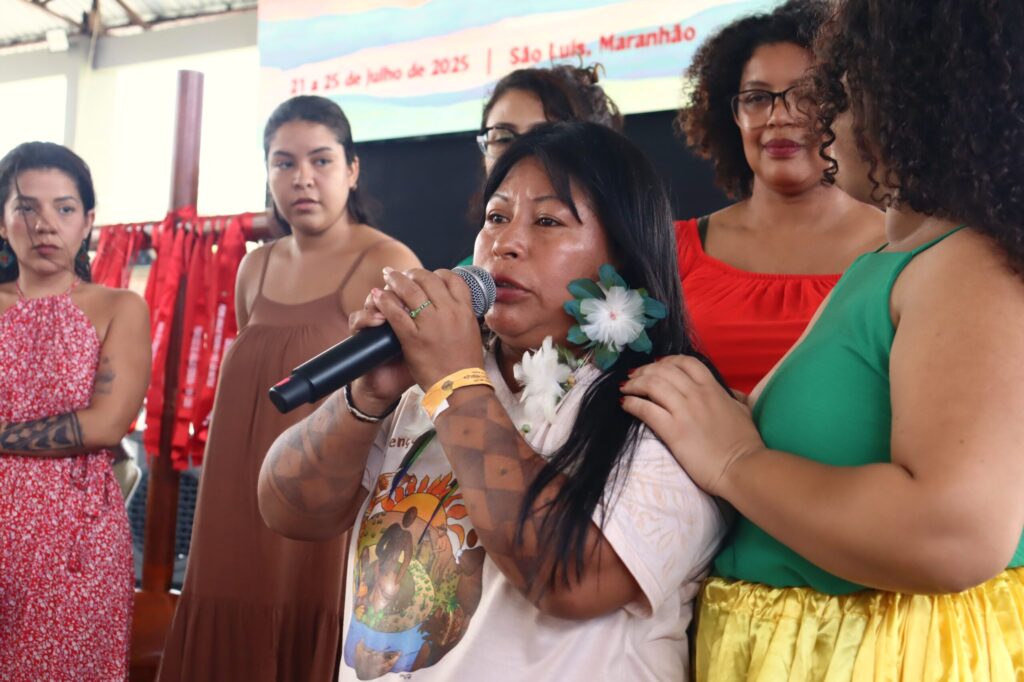 Alessandra Korap liderança Munduruku, fala durante a intervenção do Coletivo de Mulheres. Foto: Helenna Castro / CPT-BA