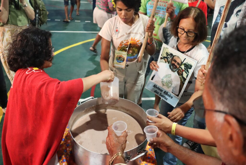 Os caldos de milho e do mesocarpo do babaçu aqueceram a noite e os corações, preparando para mais uma etapa de caminhada do V Congresso da CPT no dia seguinte. Foto: Helenna Castro / CPT-BA