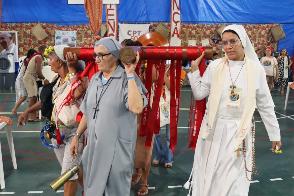 Após cerca de duas horas, o povo caminhante da Celebração em Memória aos Mártires Defensores e Defensoras da Vida chegou à plenária principal do Congresso. Foto: Helenna Castro / CPT-BA