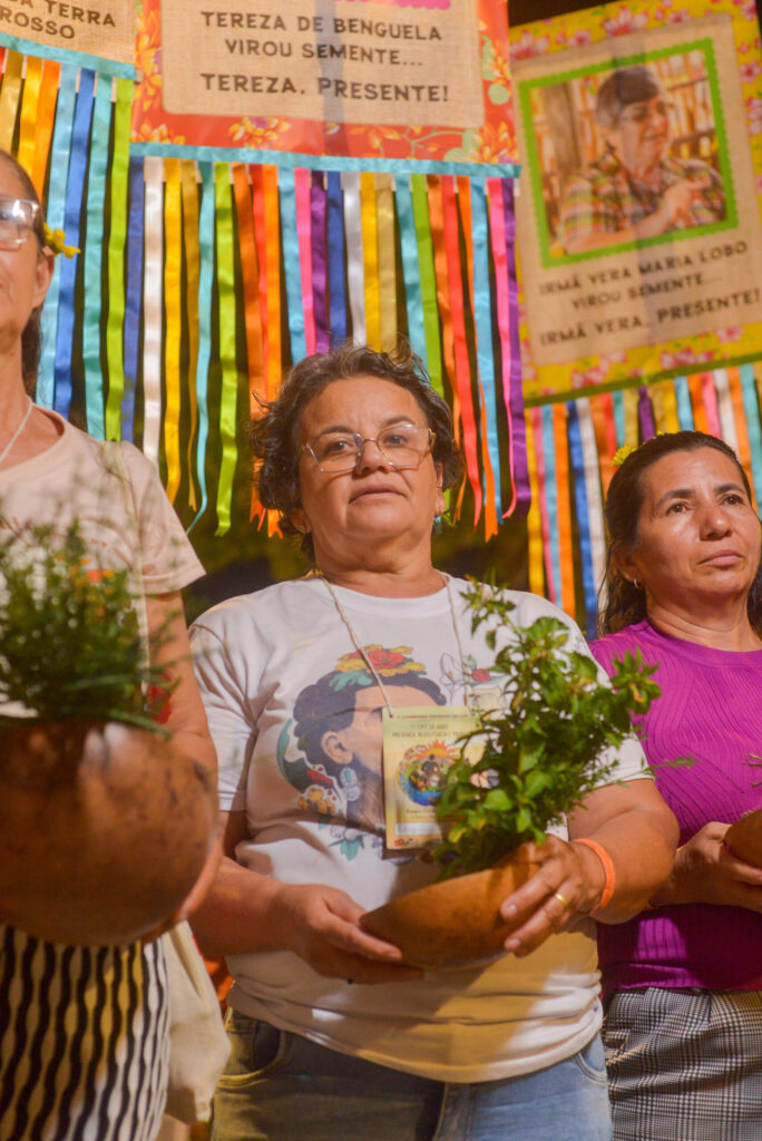 Mulheres com cuias de águas e ervas aspergiram sobre as pessoas: benzimentos para se receber as águas da vida. Foto: Felipe Correia / CPT NE 2