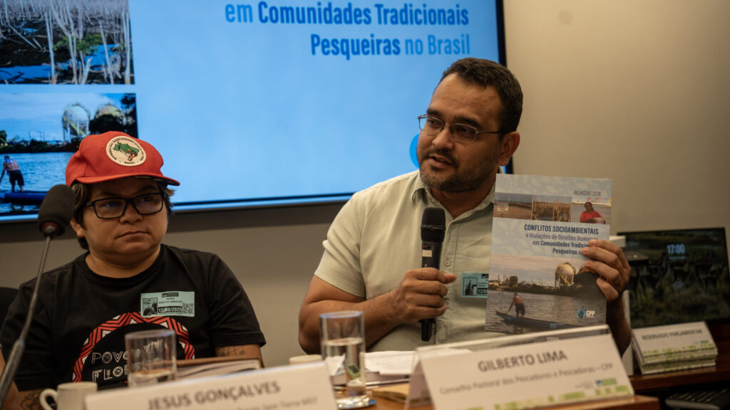 O secretário executivo do CPP, Gilberto Lima, trouxe à audiência pública o panorama de violações enfrentadas pelas comunidades pesqueiras em todo o Brasil. Crédito: Adi Spezia / Cimi