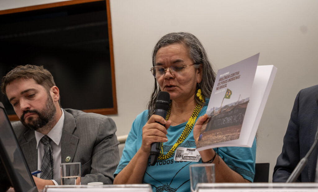 Ivanilda Torres dos Santos, secretária-adjunta do Cimi, apresentou os dados do Relatório da Violência contra os Povos Indígenas – 2024. Crédito Adi Spezia / Cimi