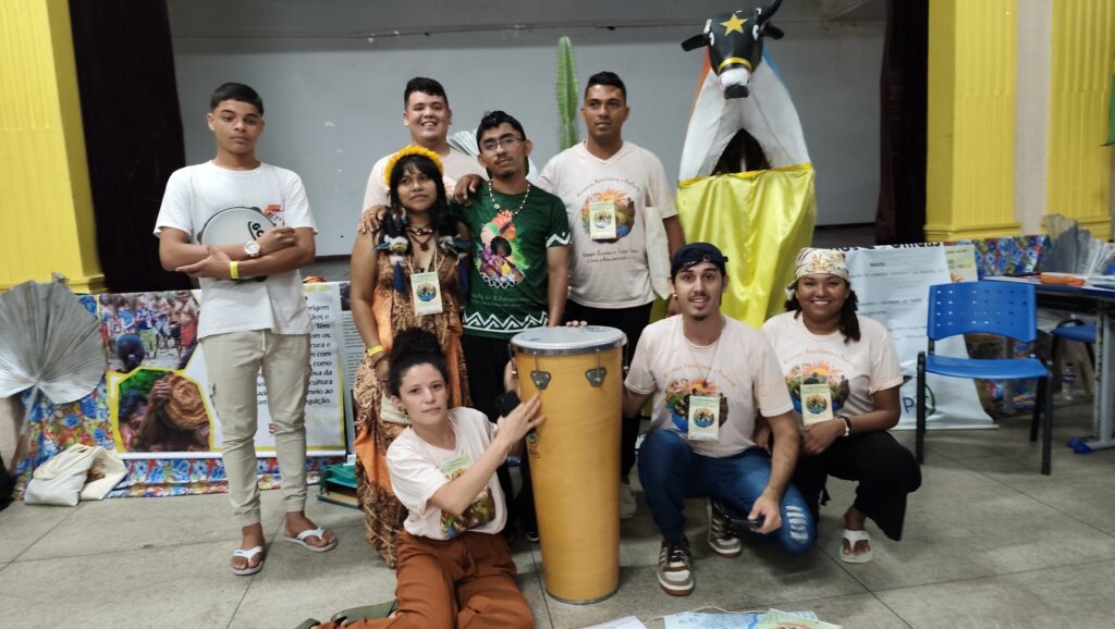Equipe de jovens de Rondônia, compartilhando a experiência da Jornada Regional de Educomunicação, na Tenda Toré. Foto: Marília Silva / CPT-GO