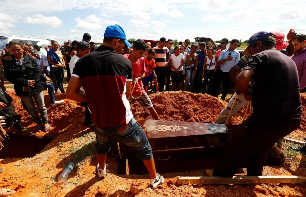 Enterro das vítimas do Massacre de Pau D'Arco, na Fazenda Santa Lúcia. Foto: Lunae Parracho/Reuters