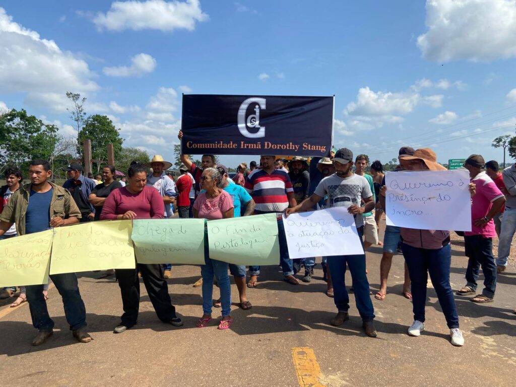 Famílias da comunidade Marielle Franco protestam contra suspensão de arrecadação de área da fazenda Palotina em Boca do Acre (AM)