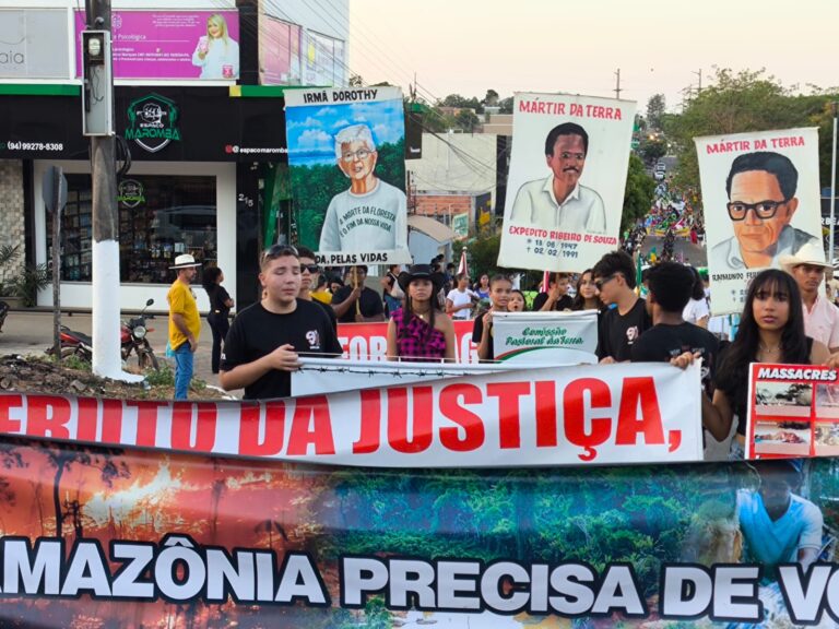 Estudantes carregaram faixas, cartazes e homenagens aos mártires da luta camponesa. Foto: CPT Xinguara