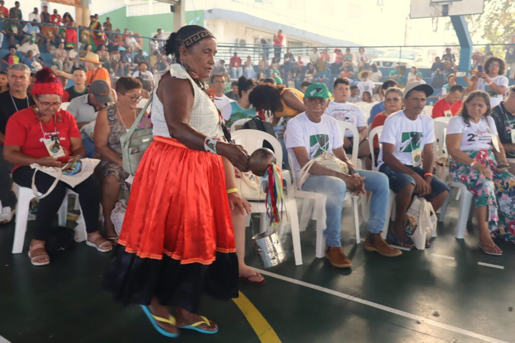 Liderança indígena e pajé Akroá-Gamella, dona Maria Roxa trouxe a espiritualidade no benzimento durante o início do V Congresso da CPT. Foto: Helenna Castro (CPT-BA)