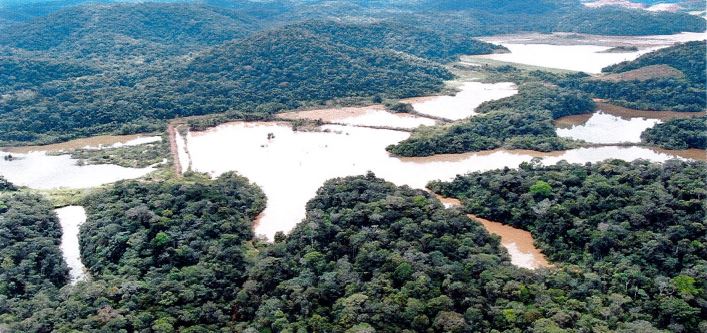 Já em 2001, rejeitos da mineradora Taboca contaminavam rios do povo Waimiri-Atroari. Foto: Divulgação / Observatório da Mineração