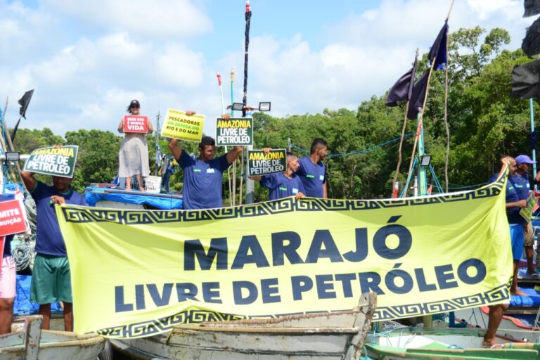 A ação reuniu embarcações alertando para os perigos da exploração na Foz do Amazonas. Crédito: João Paulo Guimarães / Rede de Trabalho Amazônico GTA