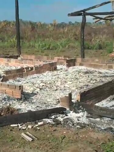 As casas destruídas ou queimadas em Canutama se localizam no Ramal do Rio Azul, no km 33 da BR 319 em direção a Humaitá/AM. Foto: registro da comunidade