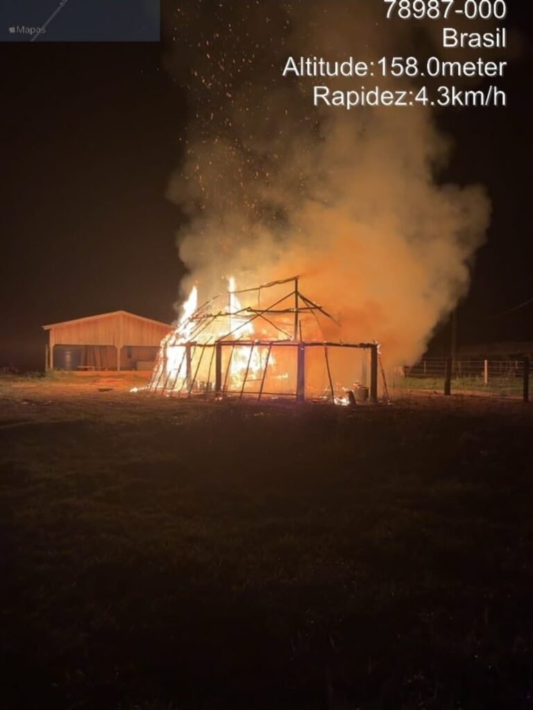 Incêndio criminoso destruiu a escola e casa de reza construída de madeira e palha, seguindo as construções tradicionais, na aldeia Aperoí, no município de Seringueiras (RO). Foto: registro da comunidade