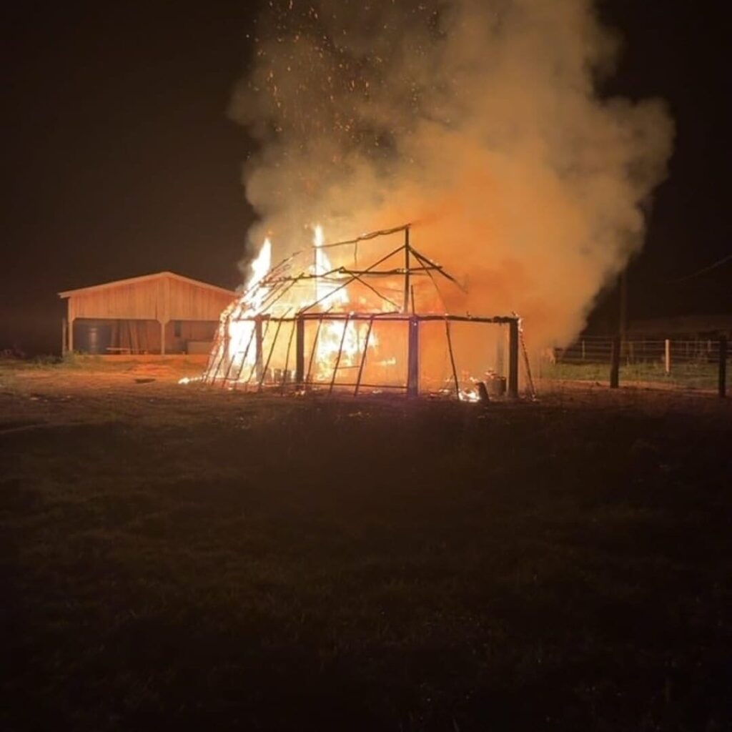 Incêndio criminoso destruiu a escola e casa de reza construída de madeira e palha, seguindo as construções tradicionais do povo Puruborá, na aldeia Aperoí, no município de Seringueiras (RO). Foto: registro da comunidade