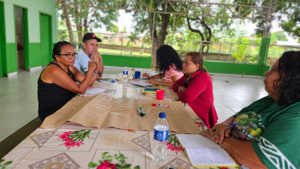 O curso tem momentos teóricos e práticos para o público, formado em sua maioria por lideranças comunitárias e defensores/as da natureza. Foto CPT Rondônia