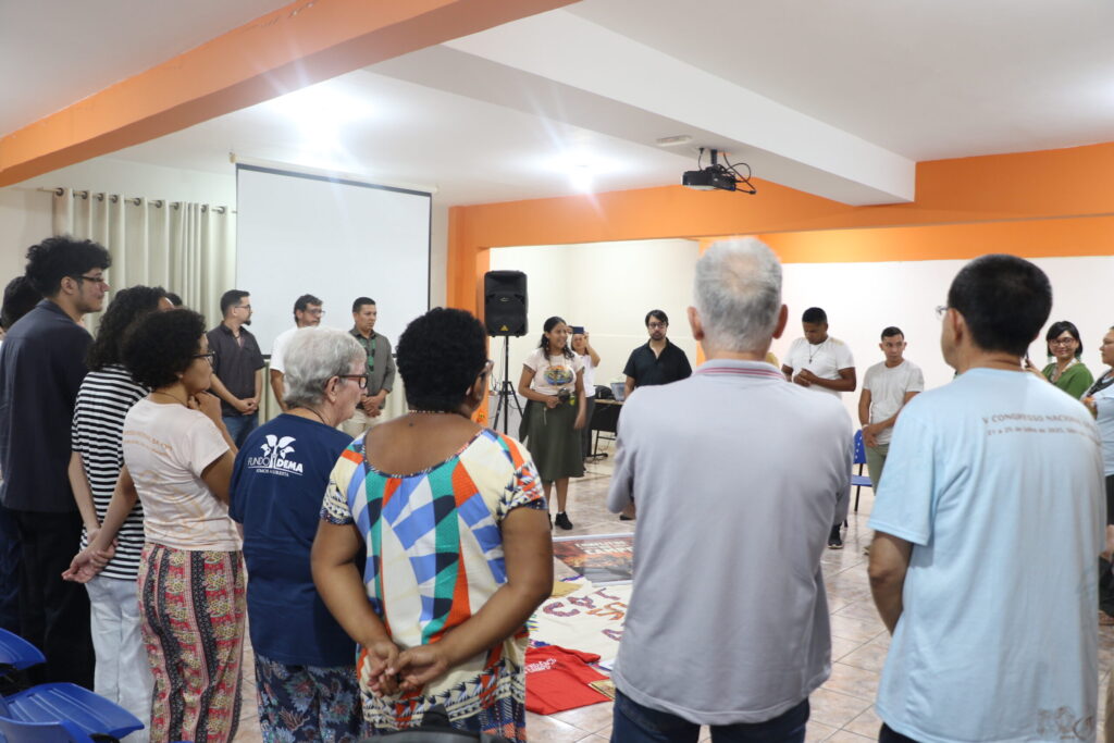 Apresentação terminou com toré indígena conduzido pela agente Larissa Rodrigues, da CPT Rondônia / Articulação das CPTs da Amazônia, do povo Karitiana. Foto: Carlos Henrique Silva
