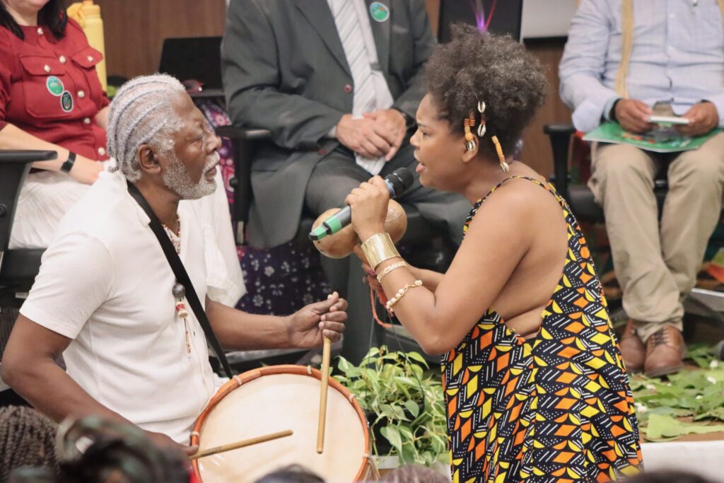 Suane Brazão, do Quilombo Campina Grande em Macapá/AP, junto com Mestre Ivamar. Foto: Cláudia Pereira