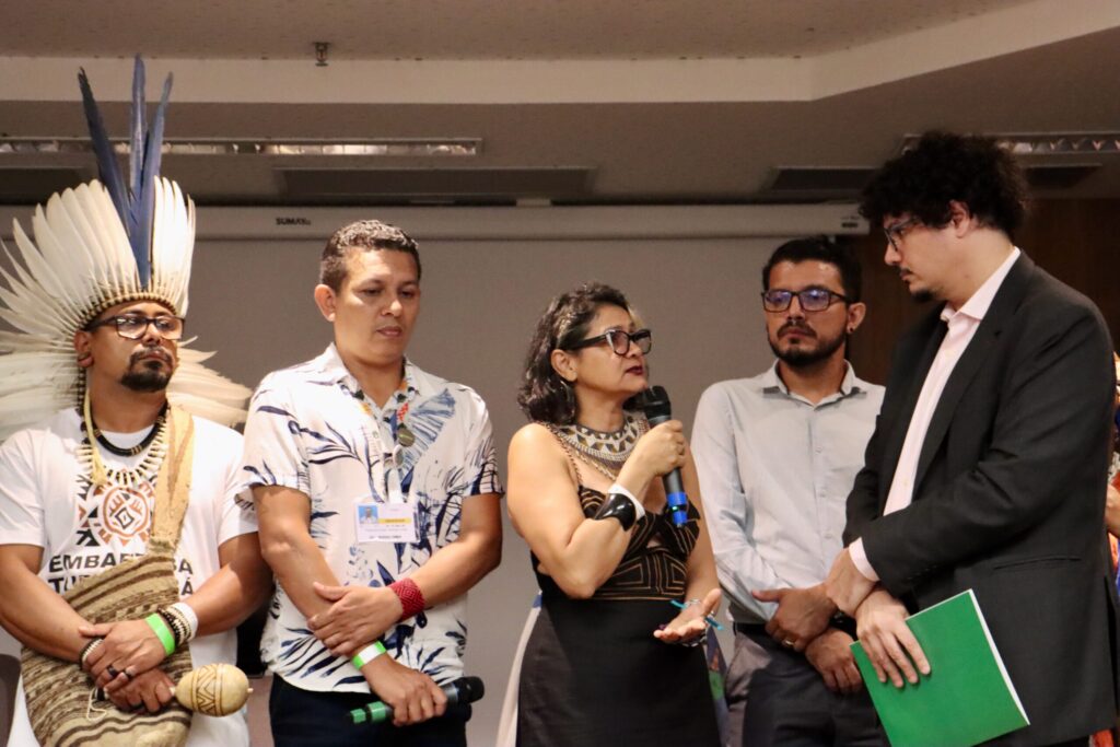 As sentenças do Tribunal dos Povos sendo entregues ao procurador-geral do MPF, ao final do julgamento. Foto: Cláudia Pereira