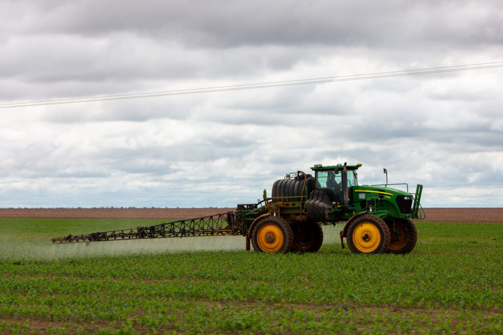 Pulverização de agrotóxico no Oeste baiano. Foto: Thomas Bauer