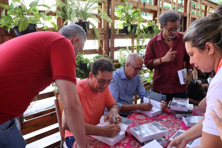Momento de autógrafos do livro “Assassinatos e Impunidade no Campo no Pará: 1980 a 2024”. Foto: Divulgação/COP do Povo