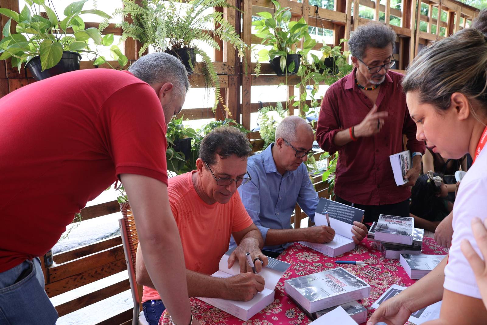 Momento de autógrafos do livro “Assassinatos e Impunidade no Campo no Pará: 1980 a 2024”. Foto: Divulgação/COP do Povo