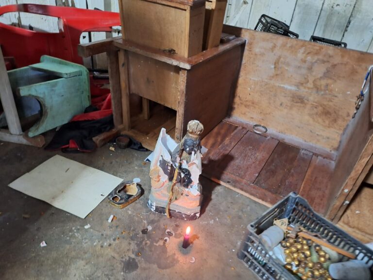 Utensílios sagrados foram destruídos pela intolerância religiosa de um pastor na Tenda de Oração Pai Alécio de Oxalá, em São Francisco do Guaporé, Rondônia