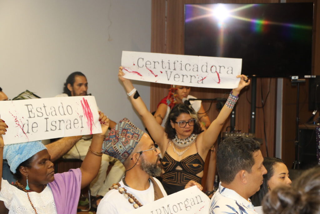 Maior certificadora do mercado de créditos de carbono no mundo, a Verra foi uma das empresas condenadas pelo Tribunal dos Povos contra o Eco-Genocídio, realizado durante a COP do Povo. Comunidades tradicionais no Marajó/PA denunciam os contratos abusivos de venda de créditos de carbono feitos por empresas multinacionais.
Créditos: Carlos Henrique Silva