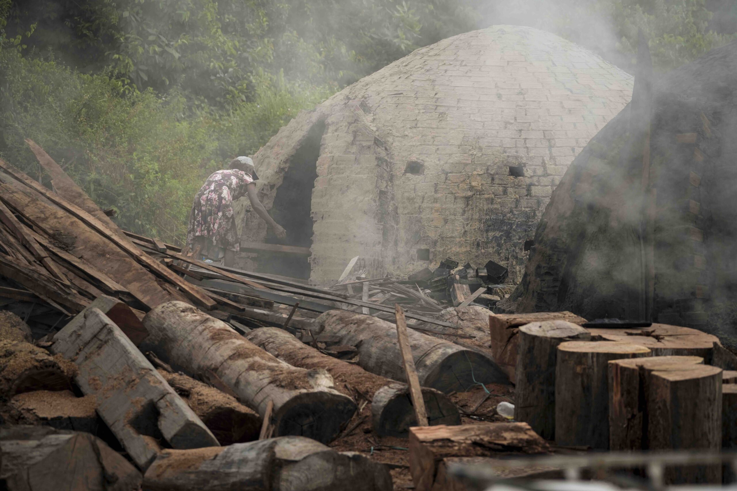 Trabalhador em carvoaria ilegal na área rural de Moju (PA). Crédito: Fernando Martinho