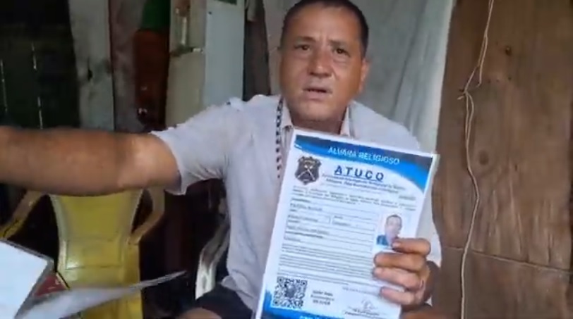 Pai Alécio mostra a documentação de alvarás de funcionamento e de atuação religiosa