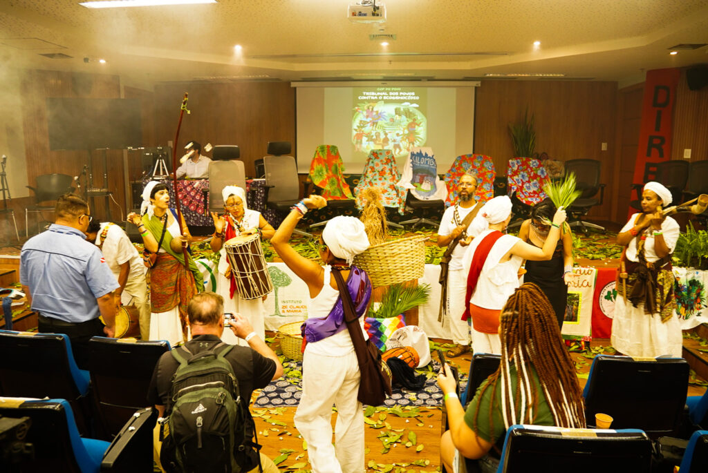 Ritualística de abertura do Tribunal do Povos, realizado pela COP do Povo, no auditório do Ministério Público Federal, que se tornou um território de resistência. O tribunal que denunciou e julgou crimes ambientais e de direitos humanos cometidos por grandes empresas e pessoas em diversos territórios espalhados pelo mundo. Novembro, 2025. Crédito: Rodrigo Correia