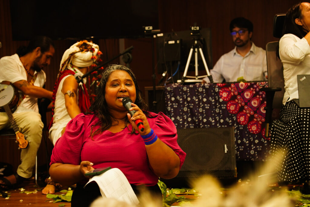 Pollyana Soares, militante do Movimento sem Terra (MST) durante o Tribunal dos Povos, realizado pela COP do Povo, no auditório do Ministério Público Federal em Belém. Novembro, 2025. Crédito: Rodrigo Correia