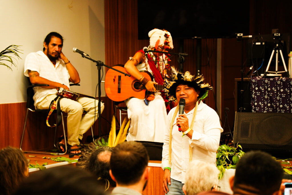 Adriano Karipuna, liderança do território Karipuna em Rondônia, durante o Tribunal dos Povos, realizado pela COP do Povo, no auditório do Ministério Público Federal em Belém. Novembro, 2025. Crédito Rodrigo Correia