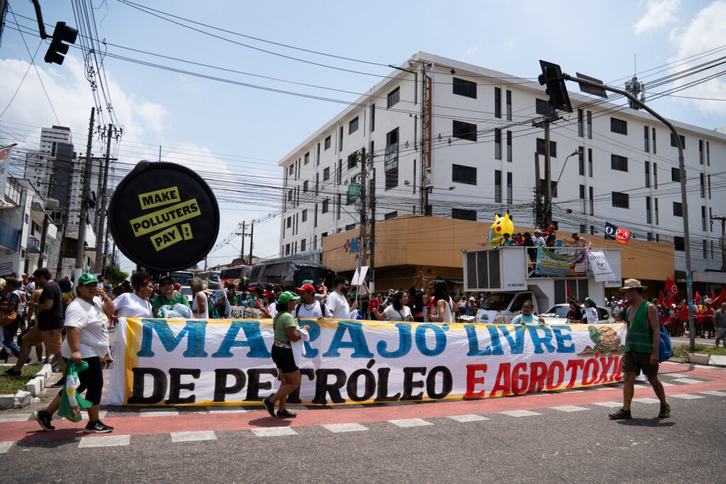 Manifestação na Marcha Global pela Justiça Climática, durante a COP 30, contra a exploração de petróleo e a contaminação por agrotóxicos no Marajó (PA). Crédito: Rodrigo Correia